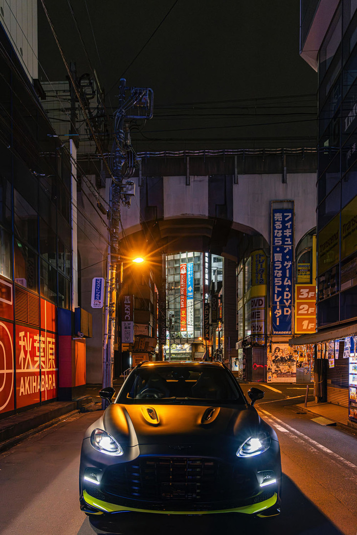 アストンマーティンDBX707ミッドナイト ポディウムエディション