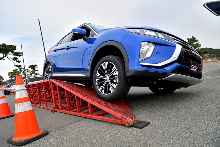 試乗コースに設定されたモーグルセクションを果敢に攻める。SUVとしての走りの確かさもこのクルマの見どころのひとつだ。