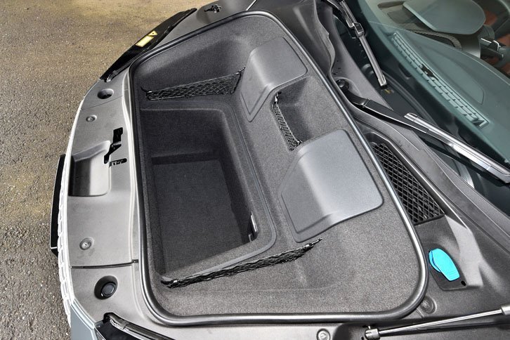 ボンネット下には容量112リッターのラゲッジスペースが用意される。