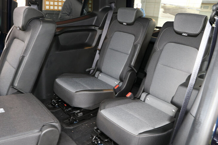 3列目シートは完全な左右独立式。スライドドア以降もボディーが延長されているため、着座時のレッグスペースにも余裕がある。機能については2列目シートと同様で、スライド機構や可倒機構、着脱機構が備わる。座面や背もたれも肉厚なので、ロングドライブも快適そうだ。また「グラン カングー」では、後席ほど着座位置が高くなるシアター方式のシートレイアウトを採用。これには、後席における車酔い防止の効果もあるという。