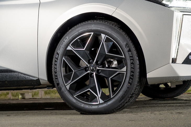 205/55R19という大径かつナローなタイヤを履く。きれいな星型スポークホイールの名称は「LIMA（リマ）」。