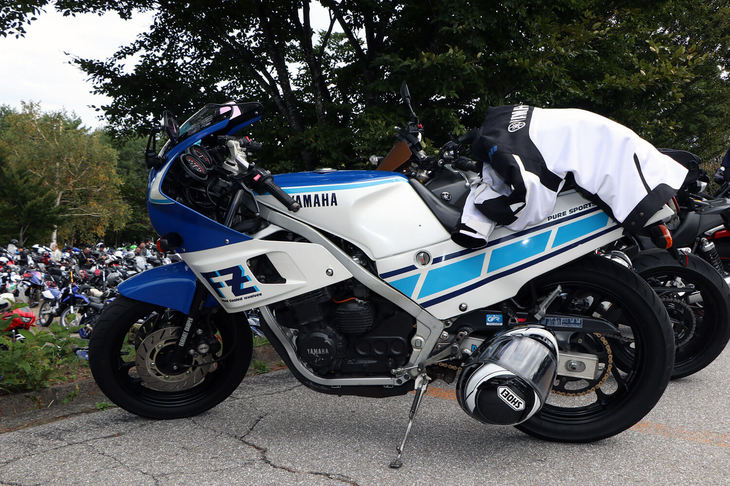 ヤマハFZ400R。レーサーレプリカブームで人気となった一台。399㏄並列4気筒DOHCエンジンを搭載。