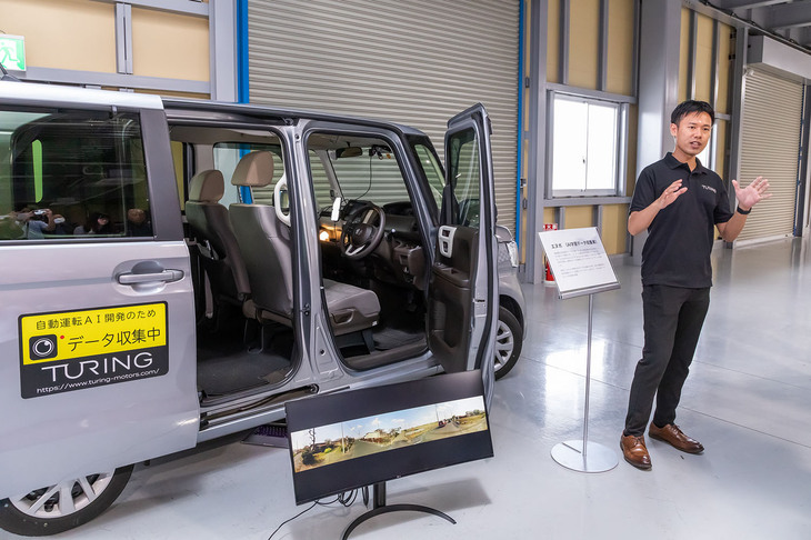 AI学習データ収集用の「ホンダN-BOX」。愛称は「エヌボ」。前後左右にカメラが取り付けてあって、360度パノラマで映像が撮れるように改造されている。2023年内に10万時間の走行データを収集する予定という。