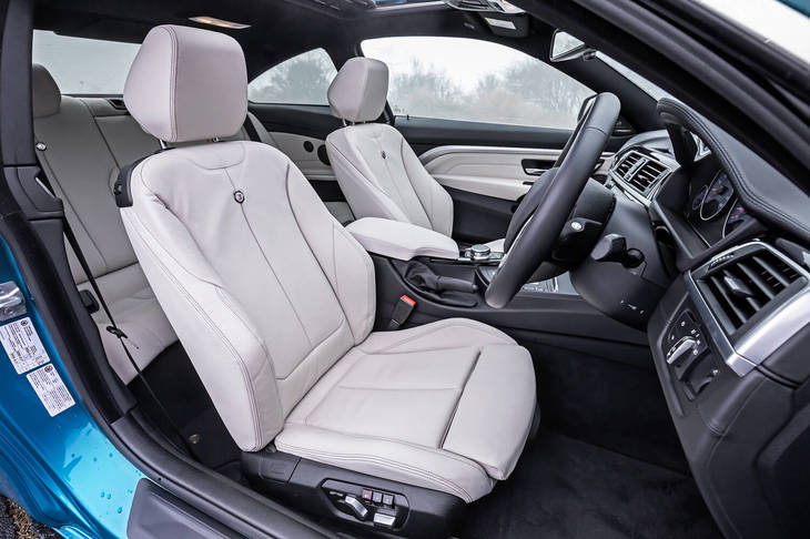 シンプルなデザインを採用する電動シート。シート表皮には、手触りのよい本革が使用されている。ランバーサポートも用意されており、こちらはオプションで選択する。