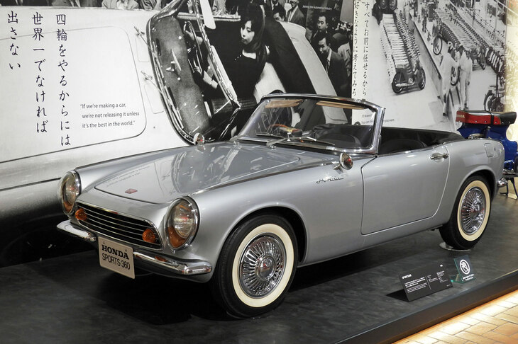 ホンダが1962年に開発した「スポーツ360」。軽トラック「T360」と並ぶ、ホンダ四輪事業草創期のモデルだ。ただ、軽規格のクルマでは海外進出に使えないということで、お蔵入りに。代わって排気量の大きな「S500」が誕生した。