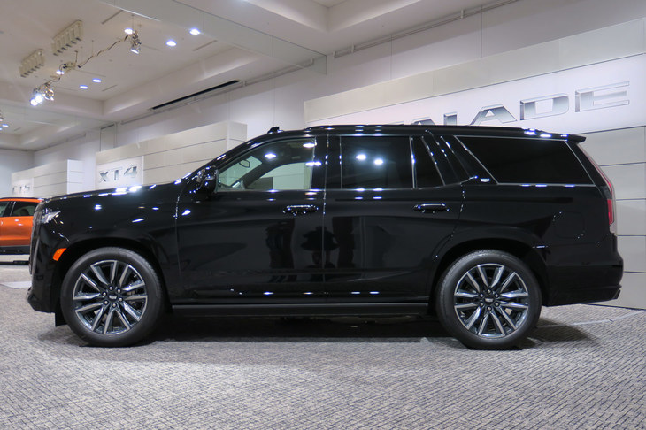 キャデラック・エスカレード スポーツ（サイドビュー）