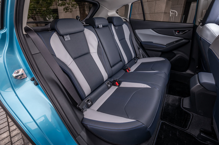 リアシートのバックレストは60：40の分割可倒式。センターのアームレストには2人分のドリンクホルダーが内蔵されている。バックレストを前方に倒せば、荷室スペースを簡単に拡張できる。