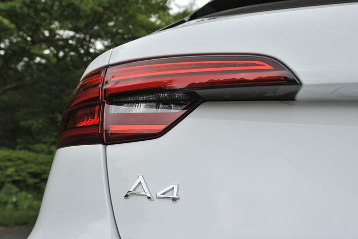 試乗車のボディーカラーは「グレイシアホワイト メタリック」。