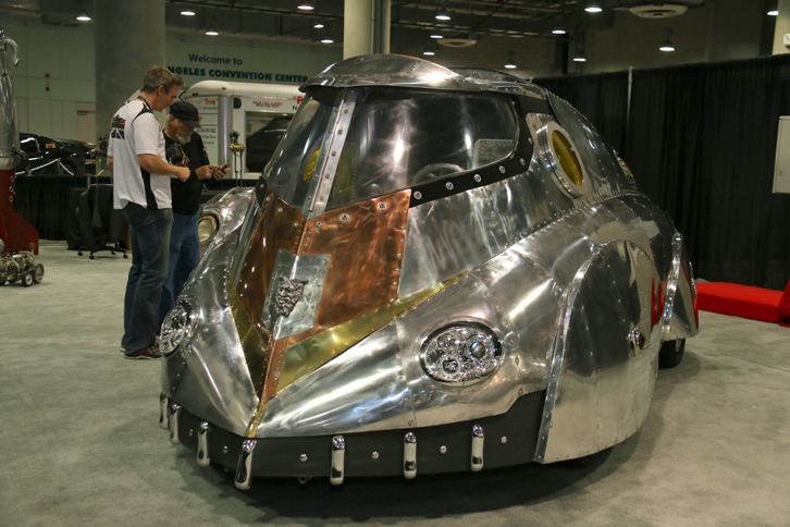 これは、金属を用いた制作を得意とする“前衛アーティスト”バロン・マーゴ氏が手がけたワンオフモデル。写真左から2番目が、ご本人。