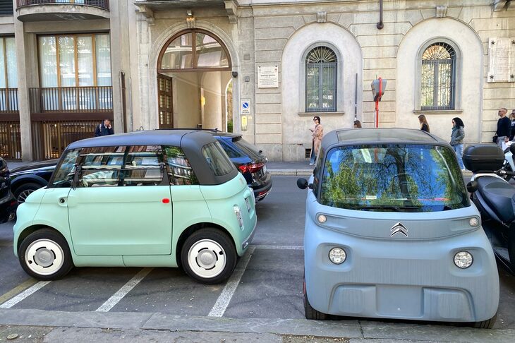 「フィアット・トポリーノ」（写真向かって左）と「シトロエン・アミ100％エレクトリック」（同右）。なお、写真で両車は二輪専用駐車場にいるが、ミラノの場合、本当は違法である。