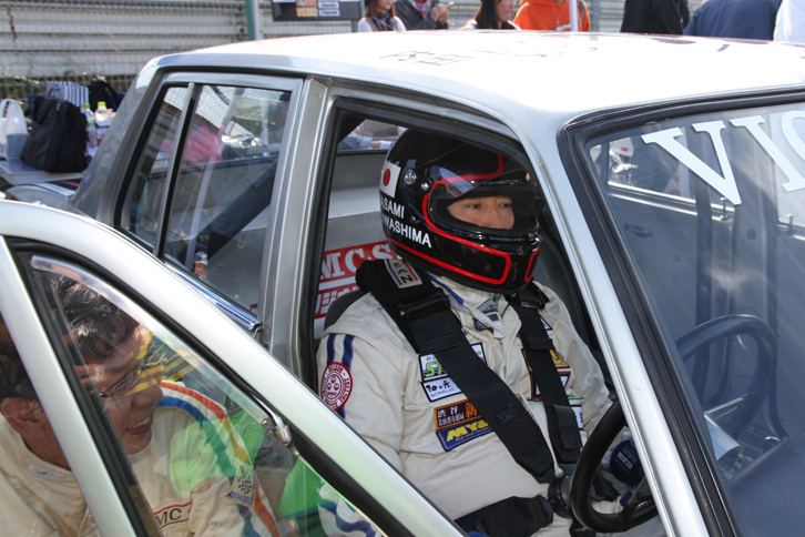 予選では桑島さんと剣さんが走行、最初にタイムアタックするのは桑島さん。事前に剣さんは2度練習走行をしたそうだが、桑島さんは遠方にお住まいのこともあって、この予選がぶっつけ本番。マシンに触れるのも初めての状態でコースに向かった。キャリアの大半をフォーミュラとミドシップのレーシングスポーツで過ごしたため、「ハコは苦手」という言葉を残して……。