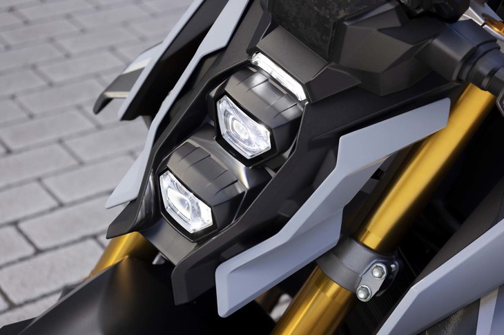 小ぶりな六角形の光源を縦に配置したヘッドランプが、強烈な個性を印象づける。