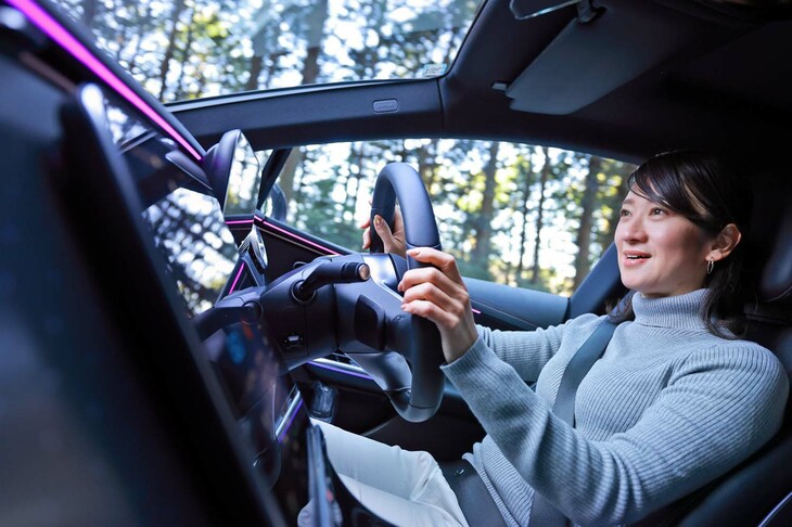 モータージャーナリストの藤島知子氏。ミドルフォーミュラを含むさまざまなレースへの参戦経験があり、そこで得た知見と女性目線をもとに、自動車にまつわるインプレッションを発信している。