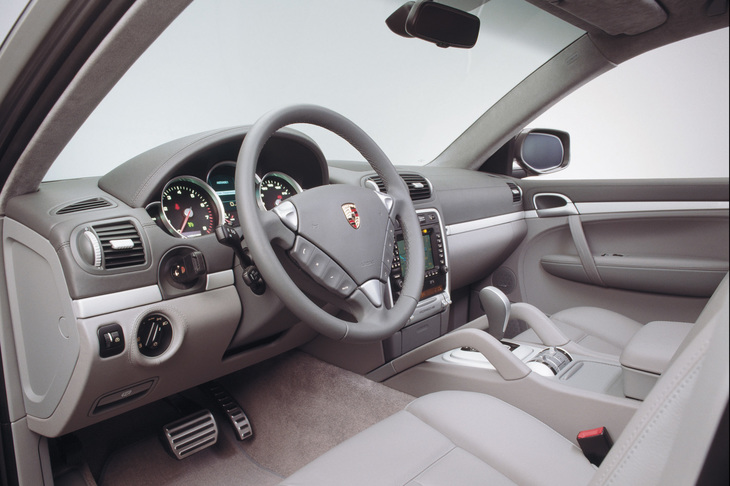 スポーティーなポルシェのイメージでデザインされた「カイエン」のインストゥルメントパネル。姉妹車であるフォルクスワーゲンの「トゥアレグ」との差異化も明確に行われている。
