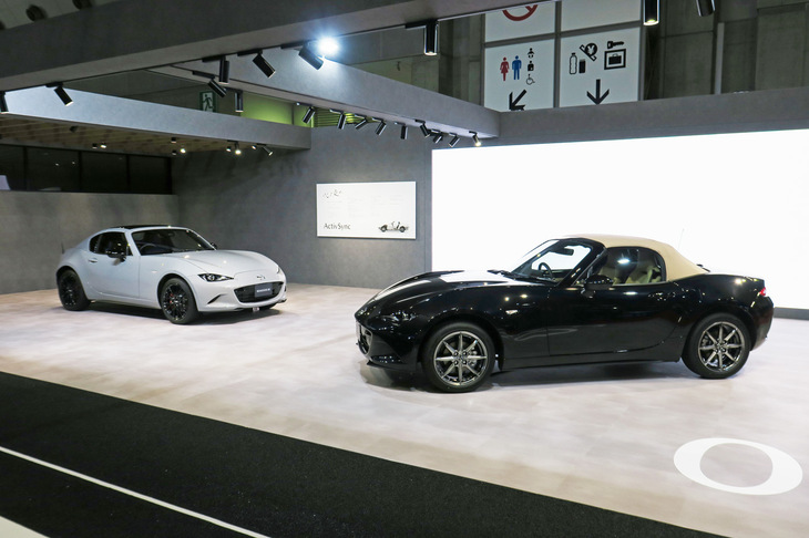 「マツダ・ロードスターSレザーパッケージVセレクション」（写真向かって右）と「ロードスターRF RS」（同左）。