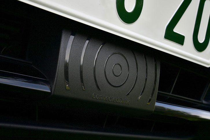 「320d」のフロント下部にはミリ波レーダーが備わる。エリートだ！（写真＝池之平昌信）