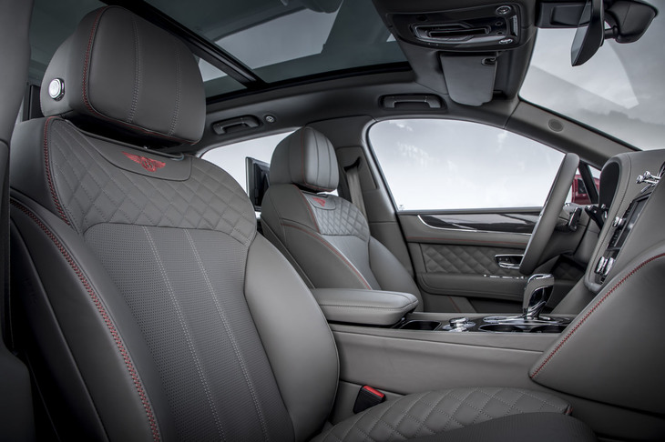 試乗車には「フロントシート・コンフォートスペシフィケーション」が選択されていた。多岐にわたるシート調整機能のほか、ベンチレーションおよびマッサージ機能、“コンフォートヘッドレスト”などが加わる。