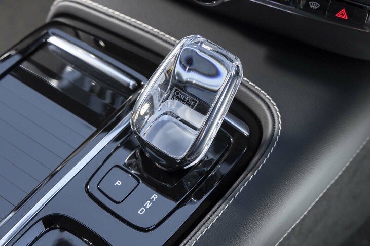 オレフォス社製のクリスタルシフトレバーを採用。変速機は8段のトルコン式ATだが手動変速はできない。