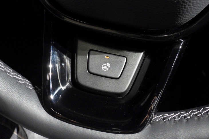 ホンダCR-V e：HEV RSブラックエディション（ステアリングヒーターのスイッチ）