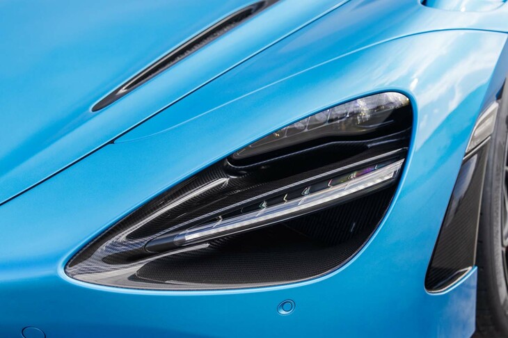 エアインテークと一体となったヘッドランプのデザインは、「720S」時代から継承されるもの。エアロダイナミクスはさらに向上している。