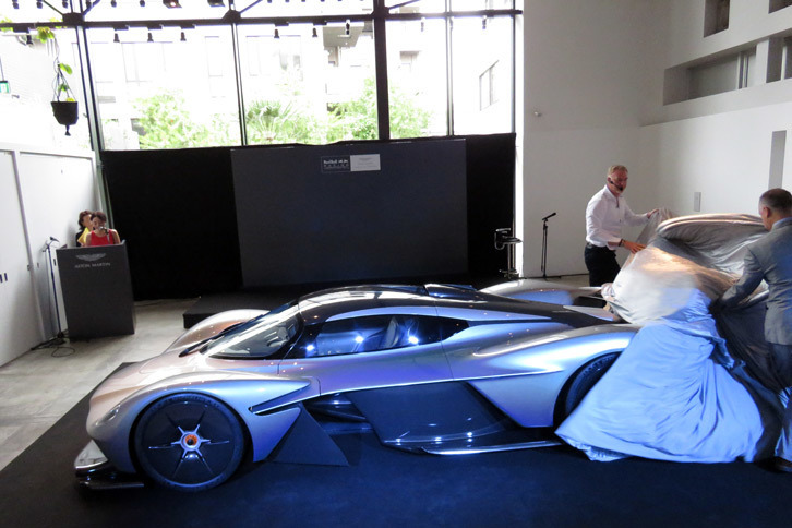 ライヒマンの手によってアンベールされる「ヴァルキリー」。まだモックアップの状態だが、「これがほぼそのまま実車になる」とのこと。