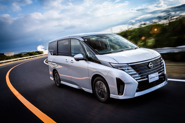 ブリリアントシルバーのボディーカラーをまとった「セレナe-POWERルキシオン プロトタイプ」の走行シーン。今回は神奈川・横須賀の日産追浜試験場にあるテストトラック「日産グランドライブ」で試乗を行った。