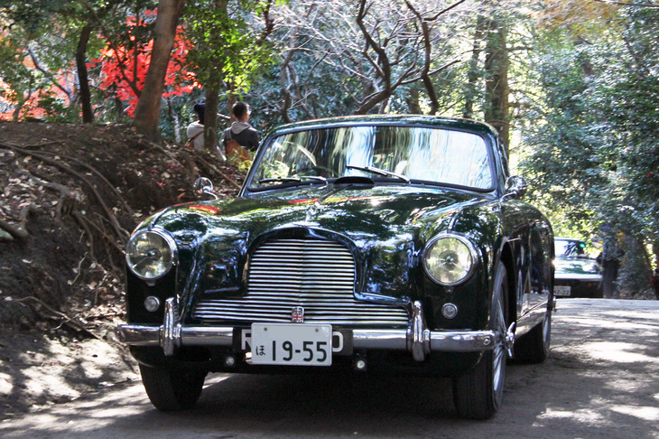 1955年「アストンマーティンDB2/4」。テールゲート付きの2＋2ボディーを持つ、ハッチバッククーペの元祖的なモデル。