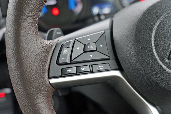 三菱eKクロス スペース（ステアリングスイッチ）