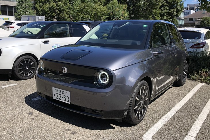 試乗できたのはこちらの「モダンスティール・メタリック」のクルマ。イベントには筆者が1人で参加したので今回はクルマが走っている写真はない。