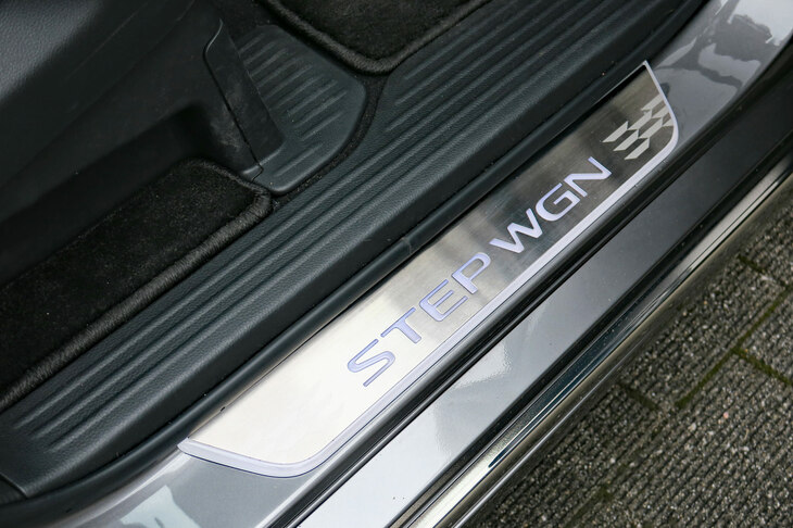 ホンダ・ステップワゴンe：HEVスパーダ ホンダアクセス用品装着車（サイドステップガーニッシュ）