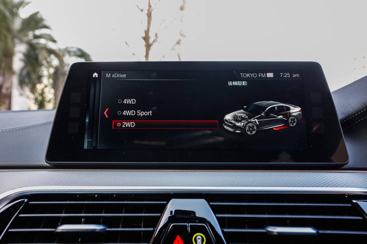 「Mモデル」のセダンで初めてM専用の4輪駆動システム「M xDrive」を採用。DSCオフ時には「2WDモード」も選択できる。
