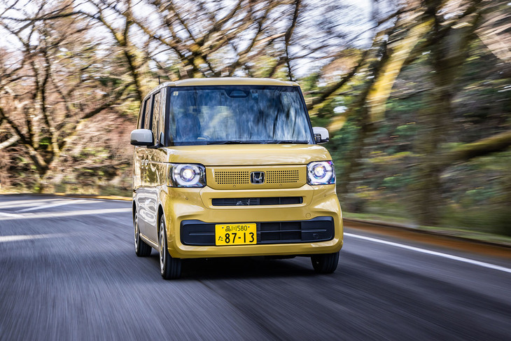 山岳路を行く「N-BOX」。多くのシチュエーションでエンジン透過音が予想以上に抑えられていることに加え、CVTによる空走感もさらに減少した印象を覚えた。