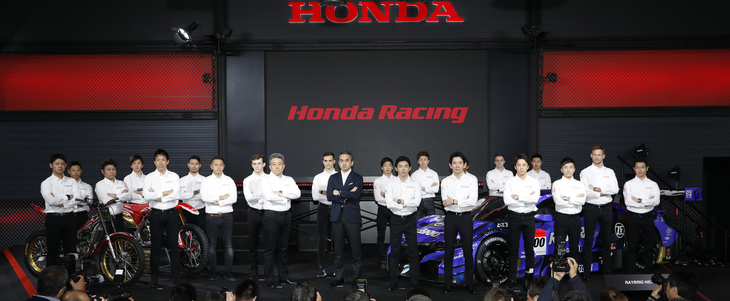 2019年シーズン、ホンダのマシンで戦うワークスライダー／ドライバーたち。2018年シーズンのSUPER GTにおいて、GT500クラスのドライバーチャンピオンに輝いた「チームクニミツ」の山本尚貴（右端）とジェンソン・バトン（右端から2番目）も参列。