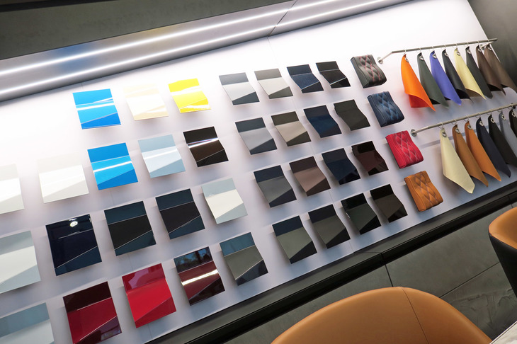 ショールーム内に用意されるカラーサンプルや素材サンプル。