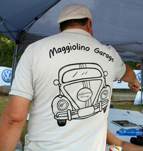 ヴィンチェンツォさんの後ろ姿。シャツのイラストからも「ビートル」への愛がにじむ。