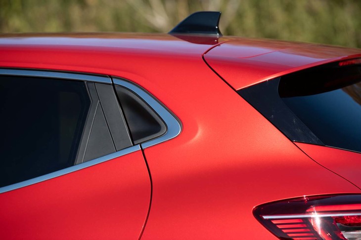 リアのドアハンドルをCピラーと一体化させた「ヒドゥンドアハンドル」も踏襲している。