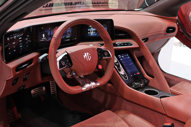 MGのフラッグシップモデル「サイバースター」のインストゥルメントパネルまわり。2023年ミュンヘンIAAショーにおける展示車だが、タッチスクリーンは中国語簡体字モードになっていた。