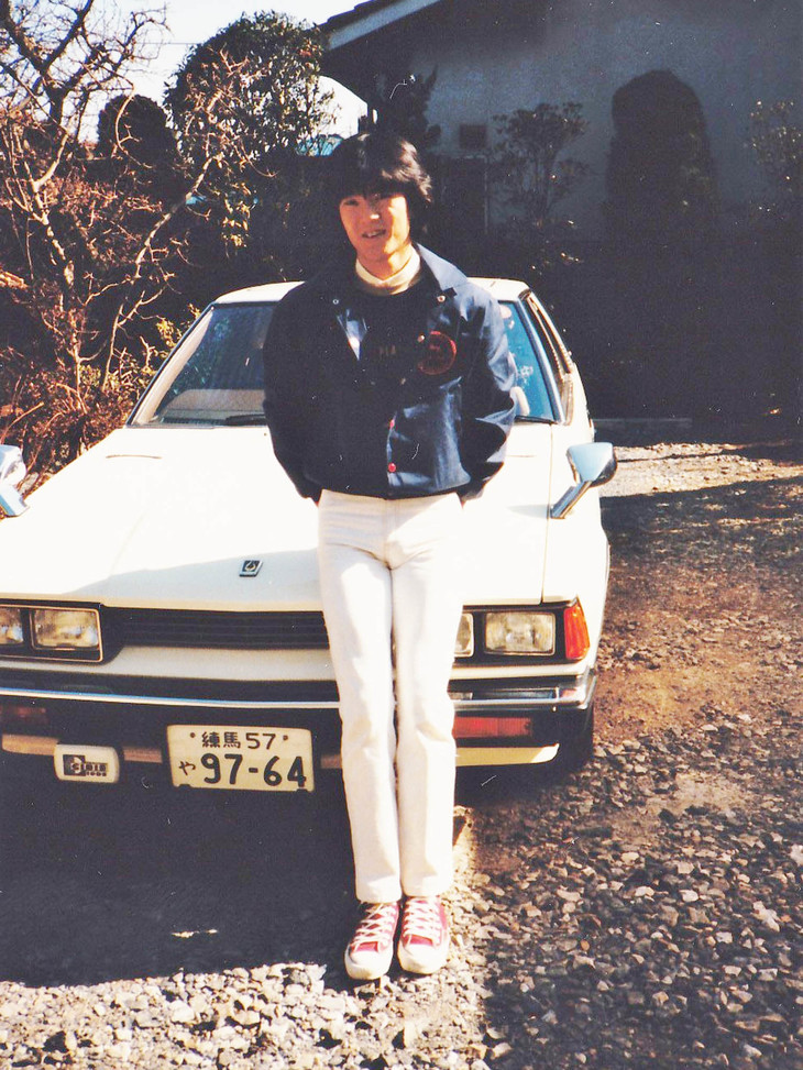 19歳で親に買ってもらった初代S110型「日産ガゼール」と私。デートカーの先駆け的存在ともいえるなんとなくクリスタルなハードトップで、お値段の割に大変カッコよく、その後の学生生活を、ガゼールでエンジョイしました。このクルマには青春の思い出が詰まっている。