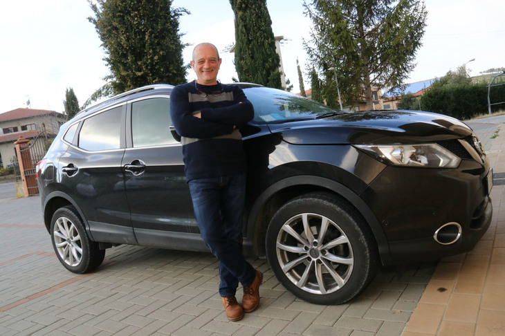 現行型「キャシュカイ」の前期型とそのオーナー、エミリオ・クグジさん。