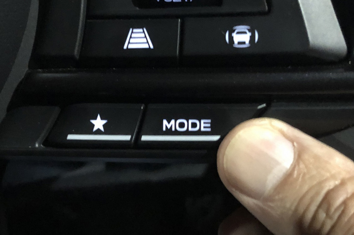 「WRX S4 STI Sport R」では、右側のステアリングスポーク下部にドライブモードの切り替えスイッチが配置される。左の星印のスイッチは「インディビジュアル」モードスイッチ。ワンタッチで、あらかじめ個別設定したインディビジュアルモードに切り替えることができる。