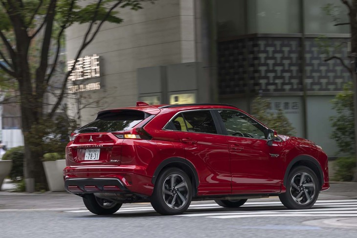 デビュー当初からのウエッジシェイプはそのままに、PHEVが追加されたタイミングの大規模改良で全長が140mm拡大し、より流麗なスタイルになった。