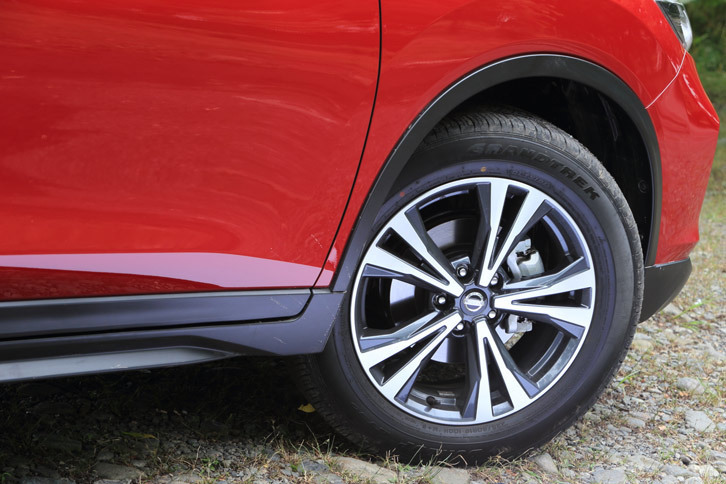 タイヤサイズは「20X」のみ225/60R18、その他のグレードは225/65R17。テスト車にはダンロップのオールシーズンタイヤが装備されていた。