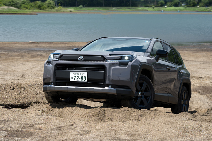 今回の試乗車は6代目「トヨタRAV4」の「アドベンチャー」グレード（450万円）。ハイブリッド車にはほかに「Z」グレード（490万円）も設定されている。