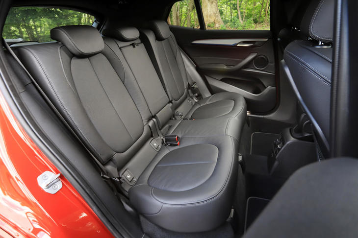 40：20：40分割可倒式の後席。写真に見られるように、リクライニングも可能。