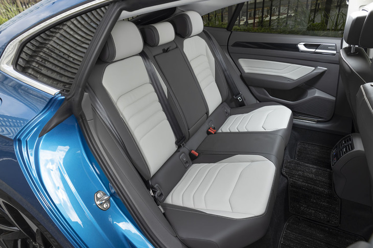 後席は6：4の分割可倒式で、アームレストスルー機構も装備。居住性は、前後方向の広さは十分だが、人によっては頭上まわりに圧迫感を覚えるかもしれない。