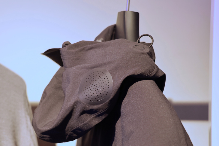 アウターのフードには、かぶった際に外部音を聞き取りやすくする工夫が。