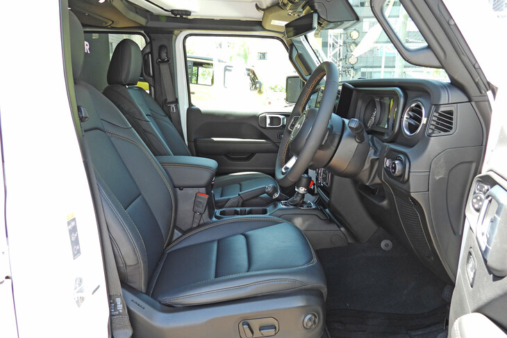 ジープ・ラングラー アンリミテッド サハラ（フロントシート）