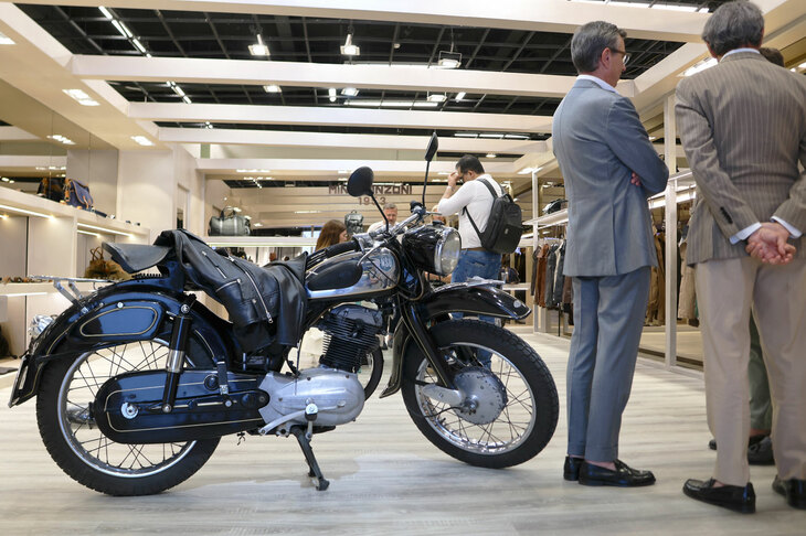 ベルガモを本拠とするレザーのスペシャリスト、ミノロンツォーニ1953。1950年代のNSU製モーターサイクルでブースを飾っていた。