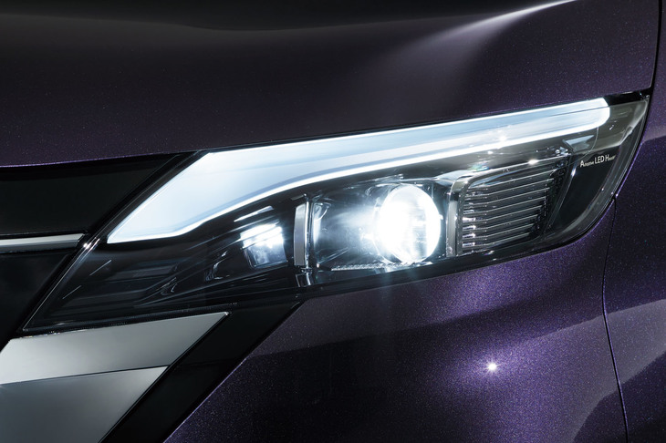 全部で24灯のLEDライトを個別に制御することでハイビーム時でも対向車や前走車のげん惑を防ぐアダプティブLEDヘッドライトも採用した。