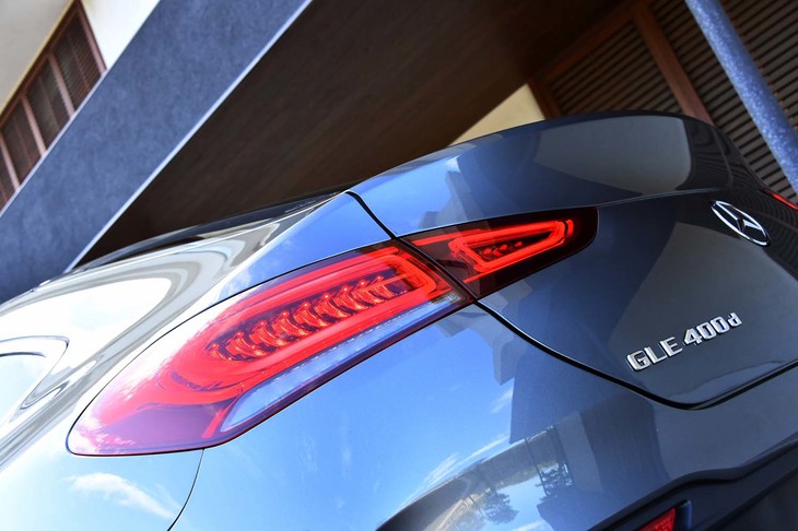 「GLE」との大きな相違点となる「GLEクーペ」のリアまわり。フィン形状のリアエンドとシャープなコンビランプが与えられている。